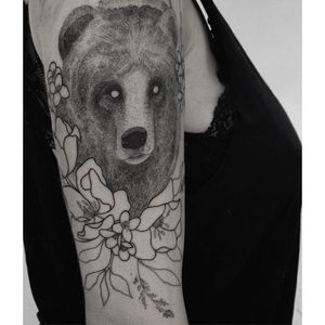 Blackwork bear tattoo by Gabriela Arzabe Lehmkuhl. #GabrielaArzabe #GabrielaArzabeLehmkuhl #blackwork #dotwork #pointillism #bear