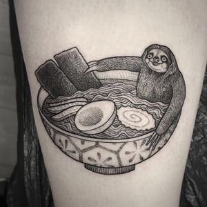 Sloth and ramen tattoo by Suflanda #SusanneKonig #suflanda #ramentattoos #soup #ramen #noodles #pho #nori #egg #sloth #animal #hottub #pattern #narutomaki #foodtattoo