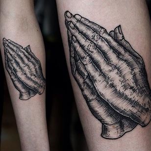 Tatuaje de manos rezando por Pavlo Balytskyi #prayinghands #blackwork #blackworktattoo #illustrative #illustrativetattoo #blackink #PavloBalystskyi