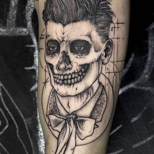 Composición de tatuaje súper genial de Gabor Zolyomi.  #GaborZolyomi #FatumTattoo #blackwork #illustrativetattoo #zombieboy