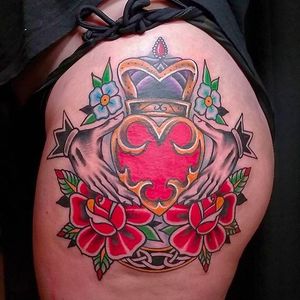 Crowned heart. Awesome tattoo by Douglas Grady. #DouglasGrady #traditionaltattoo #coloredtattoo #brightandbold #heart #hands #roses