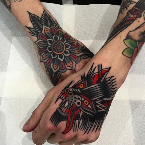 Tatuaje en la mano de Luke Jinks #traditional #traditional tattoo #traditional tattoos #traditional artist #LukeJinks