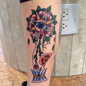 Por Johnny Piercer #JohnnyPiercer #brasil #brazil #tatuadoresdobrasil #brazilianartist #oldschool #traditional #tradicional #mao #hand #olho #eye #flor #flower #rosa #rose #folha #leaf