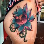 Flower Tattoo by Jessie Beans #flower #flowertattoo #floral #neotraditional #colorfultattoo #traditional #traditionaltattoo #boldtattoos #brigthtattoos #JessieBeans
