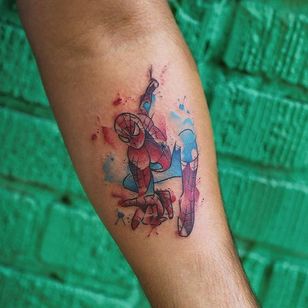 Tatuaje de Spiderman acuarela con salpicaduras de tinta de Georgia Gray.  #ilustrativo #skitseagtig #akvarel #GeorgiaGrey #Spiderman #inksplatter