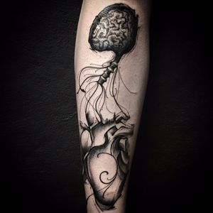 Por Torra Tattoo #TorraTattoo #brasil #brazil #brazilianartist #tatuadoresdobrasil #blackwork #coração #heart #coraçãoanatomico #anatomicalheart #pontilhismo #dotwork #cerebro #brain #fineline #ornamental