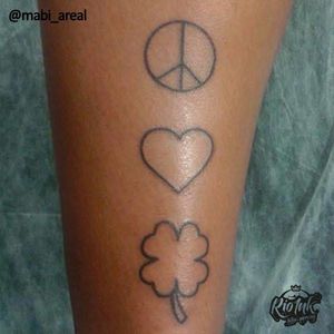 Tudo que eu quero! #paz #amor #sorte #coração #trevo #minimalista #fineline #blackwork #delicada #talentonacional #rioink #mabiareal #brasil #brazil #portugues #portuguese #tattoodo