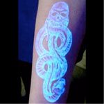 Marca Negra feita com a tinta que só aparece na luz negra! Sabe quem fez essa tattoo? Conta pra gente! #DarkMark #MarcaNegra #MarcaNegraTattoo #HarryPotter #HarryPotterTattoo #Skull #Snake