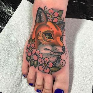 Tatuaje de pie de zorro por Sadee Glover @Sadee_Glover #SadeeGlover #SadeeGloverTattoo #Neotradicional #Neotradicionaltattoo #BlackChaliceTattoo #Swindon #England #Fox