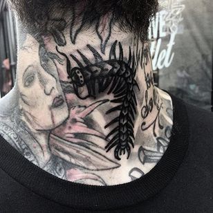 Tatuaje ciempiés por Hudson Tattoo #centipede #blackwork #neck #blackworkneck #darkart #blackworkartist #HudsonTattoo