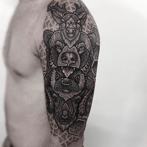 Amazing animal inspired upper arm tattoo done by Paul Davies. #pauldavies #blacktattoo #illustrativetattoo #geometrictattoo #dotstolines #animaltattoos