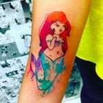 Sereia por Mariana Silva! #MarianaSilva #tatuadorasbrasileiras #mermaid #sereia #pequenasereia #disney #disneytattoo #aquarela #watercolor