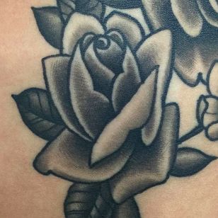 Hermoso y puro tatuaje de rosa negra de Nate Graves.  #NateGraves #Sacred #michigan #neotradicional #rose #blackwork #blackrose