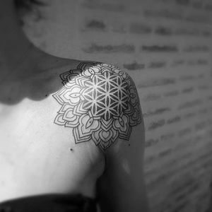 Mandala tattoo by Pierluigi Cretella #PierluigiCretella #geometric #dotwork #sacredgeometry #mehndi #ornamental