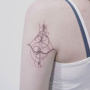 Geometric bow and arrow tattoo by Baam. #Baam #TattooerBaam #subtle #southkorean #fineline #geometric #bow #arrow