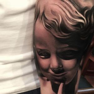 The statuesque soft black and grey work in this cherub portrait by Alex Bruz (IG—alexbruz). #AlexBruz #blackandgrey #cherub #realism #statuesque