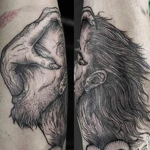 Composición de tatuaje negro de aspecto cruel realizada por Gabor Zolyomi.  #GaborZolyomi #FatumTattoo #blackwork #illustrativetattoo #hand #demon