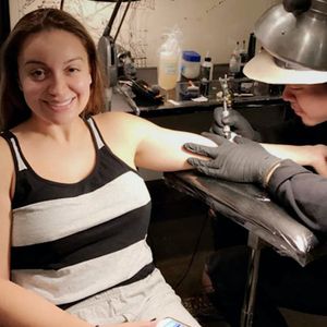 Ariel Winter's sister Shanelle getting tattooed. #ArielWinter #ModernFamily #Celebrities #ShanelleWinter
