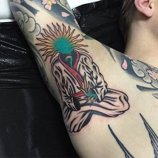 Tatuaje en la axila, definitivamente un lugar difícil para hacerse un tatuaje.  Obra de Tattoo Roma.  #tattoorom #traditional #armhule