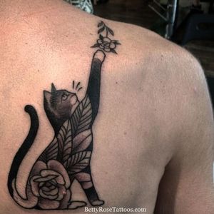 Rose cat tattoo by Betty Rose #BettyRose #cat #kitten #rose #flower #blackwork #linework #btattooing #blckwrk (Photo: Instagram)