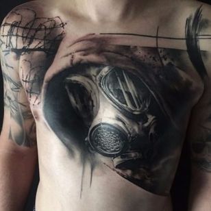 Gran uso del negro para hacer que este tatuaje parezca que salta de tu pecho.  Tatuaje de Florian Karg #blackandgrey #realism #hyperrealism #FlorianKarg #darkart #kranier #visciouscircletattoo #germantattooers