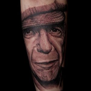 A wonderful black and grey portrait of Leonard Cohen. #blackandgrey #death #LeonardCohen #legacy #musician #remembrance #poet #portraiture #tributetattoos
