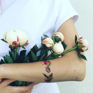 Arm band tattoo by Pis Saro. #PisSaro #floral #placement #flower #ladies #women #ideas #gorgeous