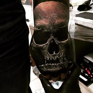 Black and crisp Skull Tattoo by Sandry Riffard @audeladureeltattoobysandry #SandryRiffard #SandryRiffardtattoo #Realistic #Black #Blackandgray #Blackwork #Skull #Skulltattoo #France