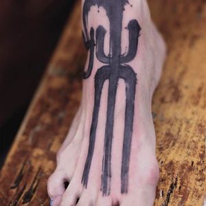 Rad calligraphy style foot tattoo by Chenpo. #chenpo #newtattoo #asianstyle #brushstyle #calligraphy #blackandgrey