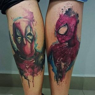 Tatuaje de Deadpool y Spider Man por Amanda Barroso #deadpool #spiderman #watercolor #watercolortattoo #watercolortattoos #brighttattoos #AmandaBarroso