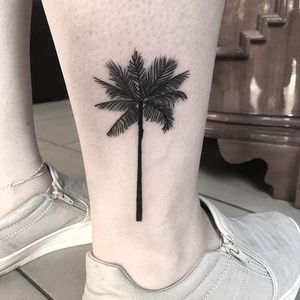 Blackwork mini palm tree tattoo by Klaudia Holda. #dotwork #blackwork #KlaudiaHolda #palm #palmtree