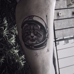 Gatinho astronaura por Marcus Sirtolli! #MarcusSirtolli #tatuadoresbrasileiros #tatuadoresdobrasil #tattoobr #Poá #blackwork #cat #gato #astronaut #astronauta