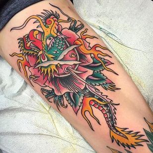 Tatuaje de flor de dragón por Gregory Whitehead @Greggletron