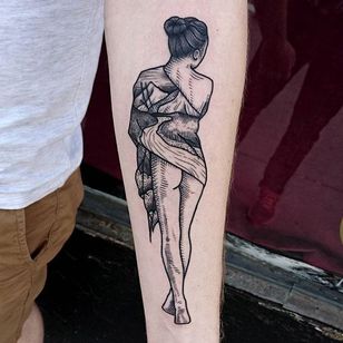 Tatuaje de mujer por Nick Whybrow