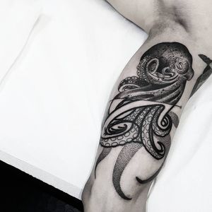 Octopus tattoo by Matteo Nangeroni #MatteoNangeroni #octopustattoos #blackwork #linework #dotwork #realism #abstract #mashup #tentacles #ocean #oceanlife #animal #nature #tattoooftheday