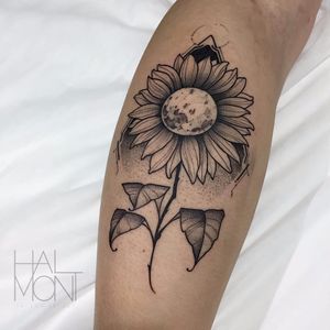Por Lucas Halmont #LucasHalmont #brasil #brazil #brazilianartist #tatuadoresdobrasil #blackwork #flor #flower #girassol #sunflower #pontilhismo #dotwork #dotline