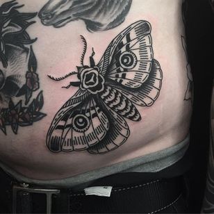 Tatuaje de polilla por Alex Snelgrove #blackwork #blackink #linework #blacktattoos #AlexSnelgrove #moth