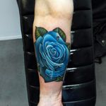 A blue rose tattoo by Andres Acosta. (Via IG - acostattoo)