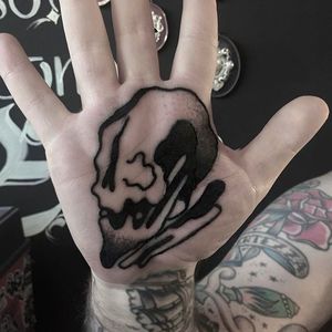 Another awesome and intense palm tattoo of a skull done by Andrea Raudino. #AndreaRaudino #blacktattoo #blackwork #skull #palmtattoo