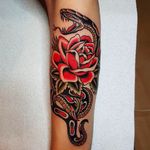 Snake and Rose Traditional Tattoo by Vince Pages @Vince_Pages #Vincepages #Traditional #Traditionaltattoo #Nuitnoiretattoo #Geneva #Switzerland #Snake #Rose