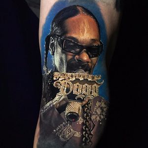Snoop Doggy Dogg by Steve Butcher #SteveButcher #realism #realistic #hyperrealism #color #portrait #music #rap #Snoopdogg #jewelry #gold #chains #sunglasses #tattoooftheday