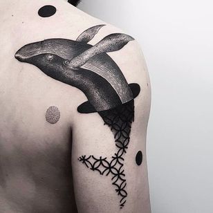 Whale of a time de Matteo Nangeroni #MatteoNangeroni #blackwork #linework #dotwork #geometric #realistic #whale #oceanlife #circles #ocean #pattern #mashup #tattoooftheday