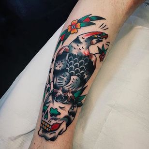 Tatuaje de águila y calavera de Liam Alvy #liamalvy #neotraditional #oldschool #traditional #animal #thefamilybusiness #london #eagle #skull
