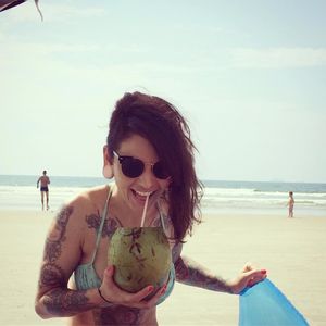 A tatuadora Thais Leite aproveitando as férias na praia! #ThaisLeite #Verão #proteçãosolar #tattooprotegida #tatuadorasbrasileiras #tattooedgirl