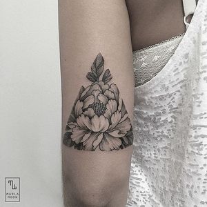 Triangulated Flower by Marla Moon (via IG-marla_moon) #triangle #flowers #finelines #illustrative #blackandgrey #MarlaMoon