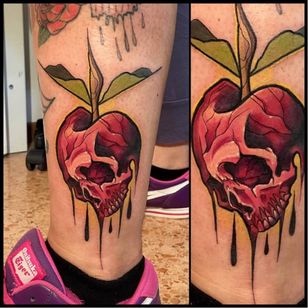 Tatuaje con manzana envenenada por Francesco Bianco #FrancescoBianco #neotradicional #manzana #c calavera
