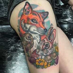 Tatuaje de animales encantadores por Sadee Glover @Sadee_Glover #SadeeGlover #SadeeGloverTattoo #Neotradicional #Neotradicionaltattoo #BlackChaliceTattoo #Swindon #England