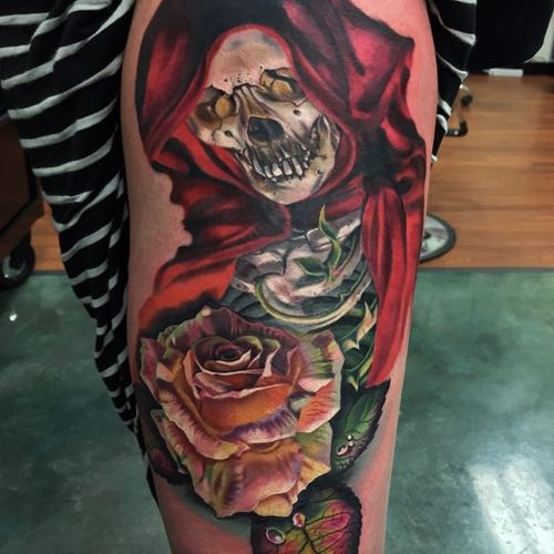 Death cloaked in red. (Via IG - meganjeanmorris) #MeganJeanMorris #freehand #blackandgrey #color #realism #surrealism  #skull #roses