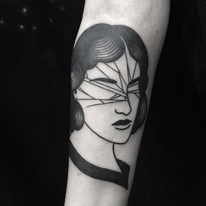 Blackwork shattered mirror tattoo by Lara Brind'amour. #LaraBrindamour #blackwork #woman #lady #grim #dark #portrait #shatteredmirror