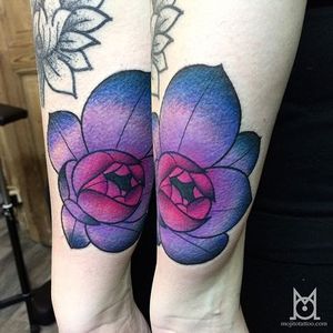 Flower Tattoo by Morgane Jeane #flower #flowertattoo #contemporarytattoos #delicatetattoo #moderntattoo #colorful #colorfultattoo #bestattoos #frenchtattoo #MorganeJeane